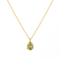 Dettaglio della collana in acciaio placcato oro 18k con zircone a goccia verde oliva - Novembre