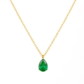 Detailaufnahme des tropfenförmigen grünen Edelstein-Anhängers an 18k Goldkette - Januar