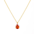 Detail eines tropfenförmigen orangefarbenen Zirkon-Anhängers an einer 18k Goldkette - April