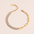 Detail eines Goldarmbands mit rechteckigen Zirkonia und Büroklammer-Kettengliedern - Klarer Strass (Style 01)