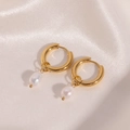 Detail von 18K vergoldeten Creolen mit unregelmäßigen weißen Barockperlen-Anhängern - Unregelmäßiger Barockperlen-Stil (Style 04)