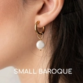 Eleganter 18K vergoldeter Edelstahl-Ohrring mit kleiner Barockperle am Model getragen - Kleiner Barockperlen-Stil (Style 02)