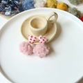 Orecchini a cuore in tessuto bianco con pompon di peluche rosa per gioielli fai da te fatti a mano - Rosa