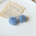 Orecchini a perno con pompon azzurro con chiusure a farfalla dorate e morbida texture in fibra - Blu