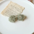 Paio di orecchini a perno in peluche verde chiaro su un vassoio bianco minimalista - Grigio