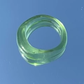 Detail van doorschijnende matcha groene hars ring met gladde afwerking op blauwe spiegel - Smaragdgroen