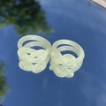 Transparante gele hars ring met knoopontwerp in een moderne minimalistische stijl - Melkwit