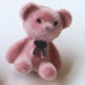 Rosafarbenes beflocktes Teddybär-Ohrring-Zubehör mit schwarzer Schleife für DIY-Schmuck - Altrosa