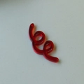 Macro-detail van een rode doorschijnende acryl spiraalvormige hanger voor DIY-sieraden - Rood Rotan (1 Stuk)