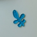 Detail van blauwe transparante acryl bladhangers voor het zelf maken van sieraden - Blauw Blad (1 Stuk)