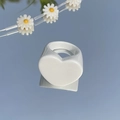 Minimalistische glanzende witte hartring van hars met een brede band op spiegel - Wit