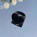 Minimalistische glanzende zwarte hartring met reflectie van blauwe lucht en madeliefjes - Zwart