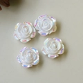 Detailansicht von vier irisierenden weißen Harzrosen für DIY-Schmuck und Handwerk - Irisierende Rose (Nr. 3)