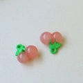 Detail van doorschijnende roze kersenhangers met groene bladeren voor DIY-sieraden - Gelee Roze