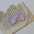 Detailansicht von Lavendel-Resin-Rosen mit Blütenblatt-Texturen auf Vintage-Papier - Lila