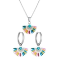 Detalle de conjunto de joyas bohemias en forma de abanico con esmalte y piedras turquesas naturales - Pendientes de plata