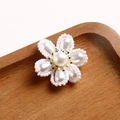 Ciondolo a forma di fiore di perle fatto a mano con nucleo dorato per capelli e accessori - Oro KC