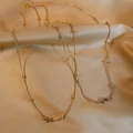 Élégant collier chaîne serpent plaqué or avec petites perles sur fond en satin de luxe - Or rose