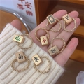 Anillo elástico de cuentas doradas con dijes de Mahjong incluyendo Dragón Rojo y Viento Sur - Talla única / Viento del Este