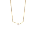 Collar minimalista dorado con barras metálicas curvas y una perla blanca redonda - Dorado