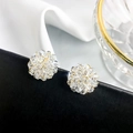 Elegante Blumencluster-Kristallohrstecker mit Golddrahtdetail für Damen - Weiß