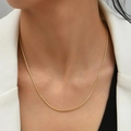 Collier maille serpent dorée minimaliste pour femme porté avec un blazer blanc - Style 0.9mm / Or