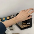 Nahaufnahme einer flachen Schlangenkette Fußkette mit Herzanhänger in Goldoptik - Gold Armband