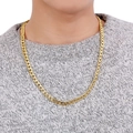 Collana da uomo a maglia cubana dorata con incisione a rombi indossata su maglia grigia - 60CM / Oro