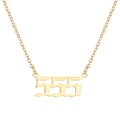 Dettaglio della collana in acciaio inossidabile dorato con ciondolo gotico numero 555 - Stile 555 / Oro