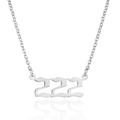 Dettaglio macro del ciondolo numero d'angelo 222 in stile Old English argento - Stile 222 / Argento