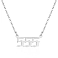 Dettaglio della collana con ciondolo numero 555 argento in stile gotico e catena a O - Stile 555 / Argento
