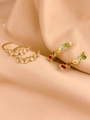 Détail de boucles d'oreilles créoles dorées serties de zircons multicolores baguette - Style Blanc Uni