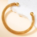 Detail eines 18K vergoldeten Federarmbands mit polierten Endkugeln für Frauen - Verrückter Puls #5 / Gold