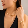 Conjunto de joyas doradas con collar de lazo, pendientes y brazalete - Collar / Dorado