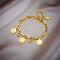 Vintage gouden kettingarmband met koningin muntbedels op paarse satijnen achtergrond - Goud