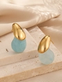 Détails de boucles d'oreilles goutte aux tons bonbons avec clous dorés et marbre bleu - Bleu