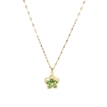 Drehbare Halskette mit grünem Zirkon-Blütenanhänger und Goldkette auf weißem Grund - Gold Blume Stil (5470719308510)
