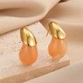 Elegantes pendientes de gota melocotón con perno dorado sobre piedra, estilo minimalista - Rojo Anaranjado