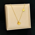Collana in acciaio al titanio dorato con doppio ciondolo a farfalla su espositore - Collana / Oro