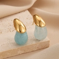 Pendientes dorados con gotas de resina veteada azul claro sobre soporte de piedra - Verde