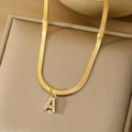 Collar dorado con colgante letra A y circonitas sobre una cadena de serpiente plana - Letra A