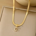 Collar de cadena de serpiente dorada con un colgante de letra C brillante con diamantes - Letra C