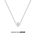 Minimalistische silberne Herzanhängerkette mit eingraviertem Buchstaben O aus Edelstahl - Silber O