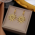 18k Gold Sonnenanhänger Ohrringe aus Titanstahl mit gehämmerter Textur im Design - Spirale Sonne / Gold