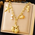 Collar de acero dorado con dijes marinos de estrella de mar, caballito y perlas - Criaturas Marinas Estrella de Mar Caballito de Mar (N3163)