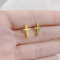 Λήψη macro από χρυσά σκουλαρίκια σταυρό 18k από τιτάνιο στο κέντρο της παλάμης - Σκουλαρίκια Σταυρός / Χρυσό
