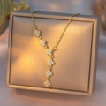 Collana a Y placcata oro 18K con sei ciondoli a quadrifoglio in zirconi su porta gioielli - Stile Sei Fiori a Quattro Foglie (8079)
