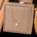 Vergoldete Halskette mit Hirschgeweih, Mikro-Zirkonia und weißer Perle - Perlen-Geweih-Halskette (8246) / Gold