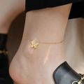 Nahaufnahme einer goldenen Schmetterlings-Fußkette mit feiner Perlenkette am Knöchel - Vintage Schmetterling Fußkettchen (Gold)