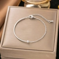 Pulsera minimalista de plata con circón, cadena fina y barra tubular pulida elegante - Estilo de Manga con un Solo Diamante de Imitación (E2100) / Color acero